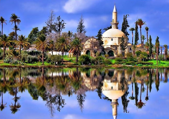 Το Hala Sultan Tekke καθρεπτίζεται στην Αλυκή της Λάρνακας